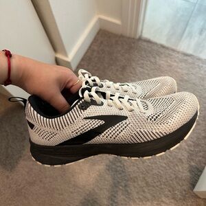 Brooks revel White and Black Athletic Shoes